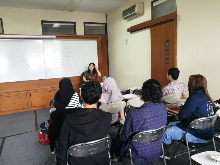 Kaiwakai bersama native speaker Ms. Yukari Okada untuk mahasiswa kelas karyawan.